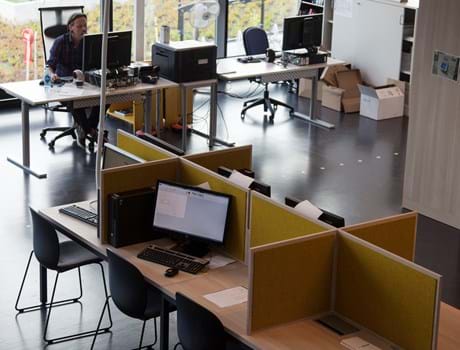 bord afskærmning med gul filt